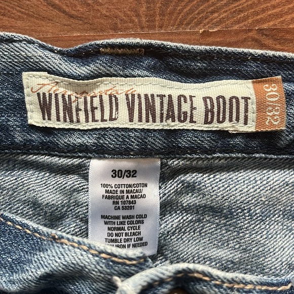 Woman’s light wash/acid wash Jean with some Distressing. Size 30/32 - Picture 2 of 7